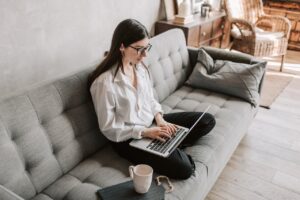 Read more about the article Karar Yorgunluğu ve Minimalizm: Azla Yaşamak Zihni Nasıl Özgürleştirir?