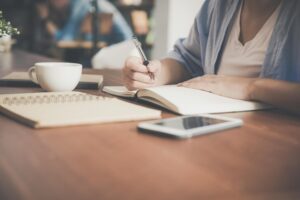 Read more about the article Alışkanlıkların Psikolojisi: Davranış Kalıplarını Anlamak ve Kalıcı Değişim Yaratmak