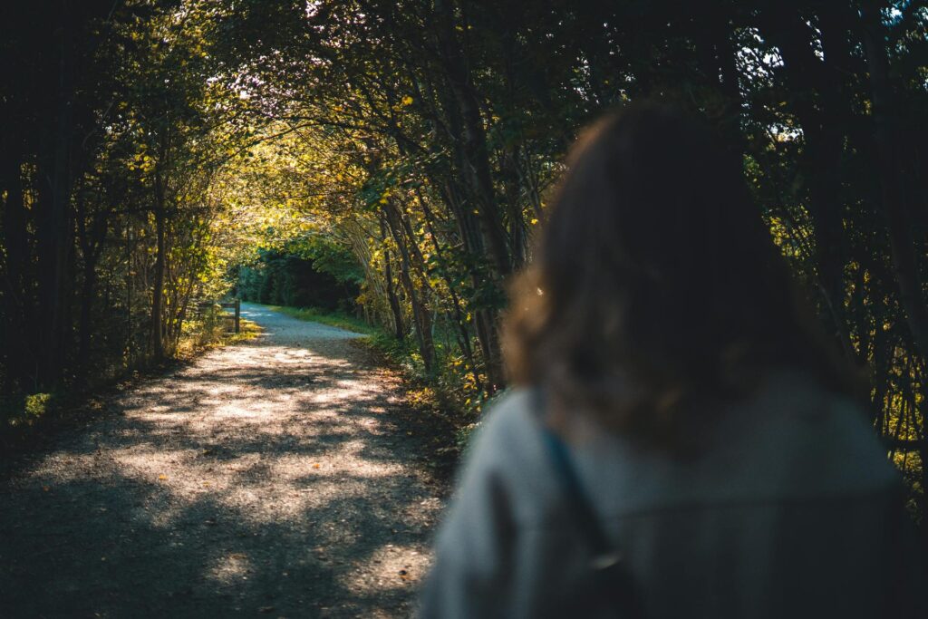 pexels-introspectivedsgn-13850021-1024x683 Sirkadiyen Ritim Reset: Sabah Işığıyla Enerjini Artırıp Uykunu Düzene Sokmanın 10 Bilimsel Yolu