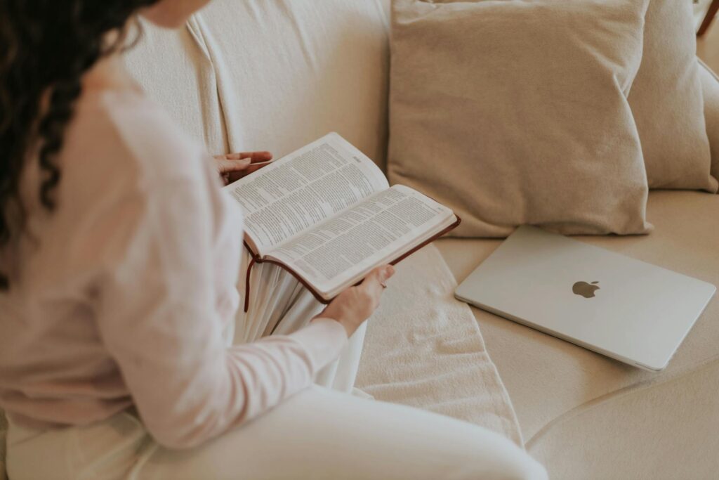 pexels-leticia-alvares-1805702-33359344-1024x683 Mikro Molalar: Gün İçinde Oturmaya Karşı 5 Dakikayla Enerjini Yükseltmenin 10 Bilimsel Yolu